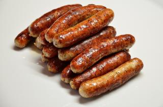 Картофельный салат с уксусом и зеленью отлично дополняет гриль-колбаски — шеф-повар