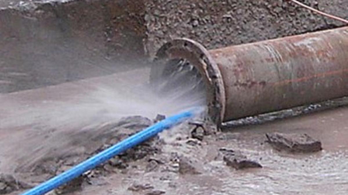 Прорыв канализационной трубы