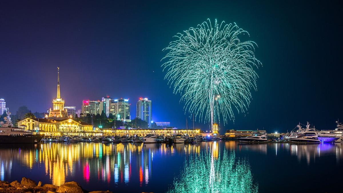 Фейерверк в морском порту Сочи 9 мая 2015