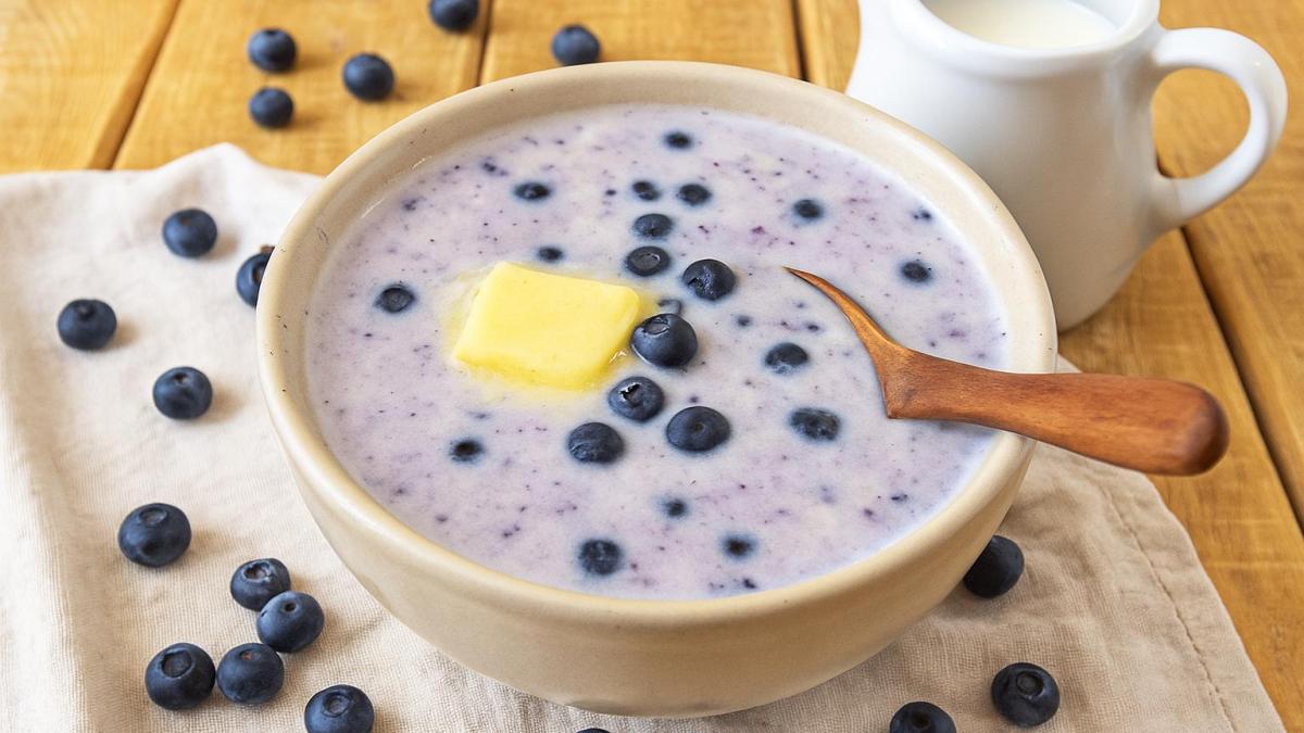 Молочный суп с черникой и манкой Молочный суп с черникой и манкой