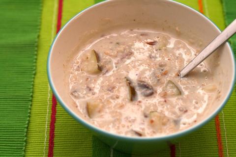 Йогурт с яблоками, корицей и овсяными хлопьями улучшает пищеварение — врачи