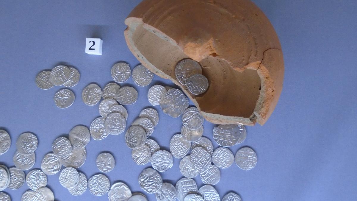 Клад из 105 серебряных монет Клад из 105 серебряных монет