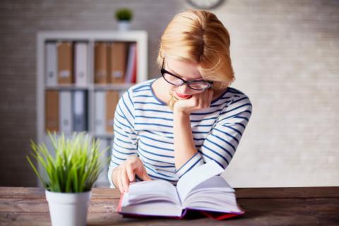 Книги и очки в моде: как создать интеллектуальный и стильный образ