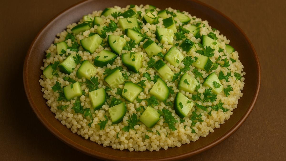 Лёгкий салат с киноа и огурцом