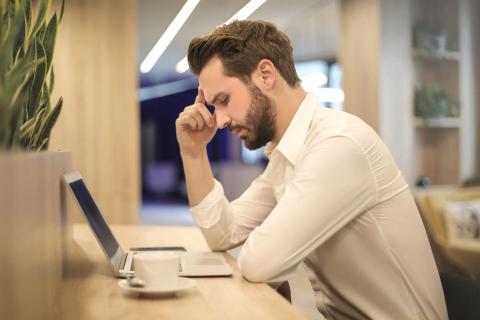 Более 65% россиян жертвуют личным временем ради работы — исследование «Моё дело»