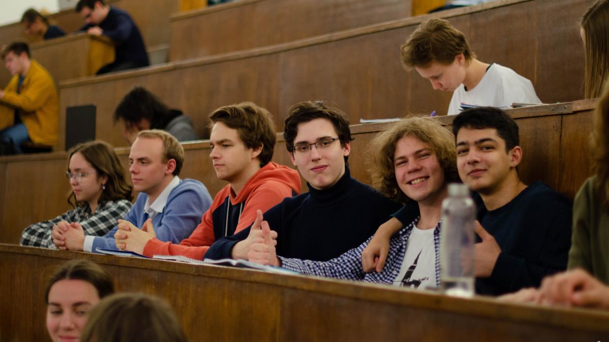 Студенты физфака МГУ на лекции