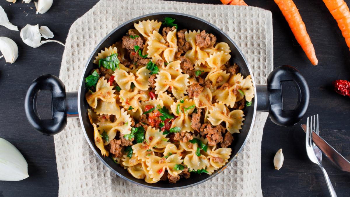 Паста с тушёнкой, луком и морковью