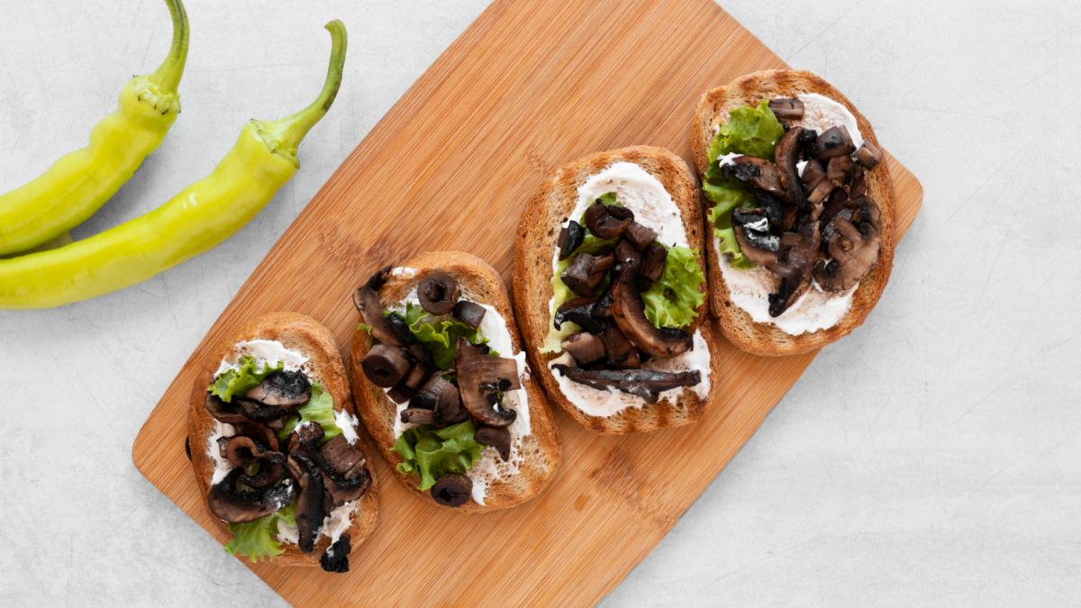 Брускетта с жареными грибами, луком и сливками