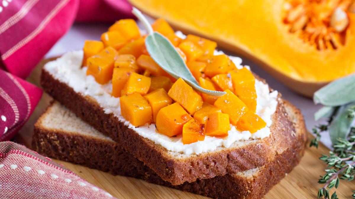 Брускетты с тыквенным кремом и корицей