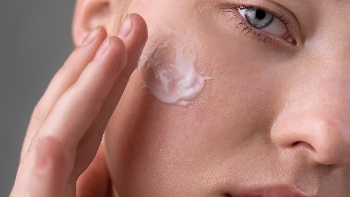 Девушка наносит крем