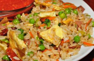 Жареный рис готовят из вчерашнего риса для рассыпчатости