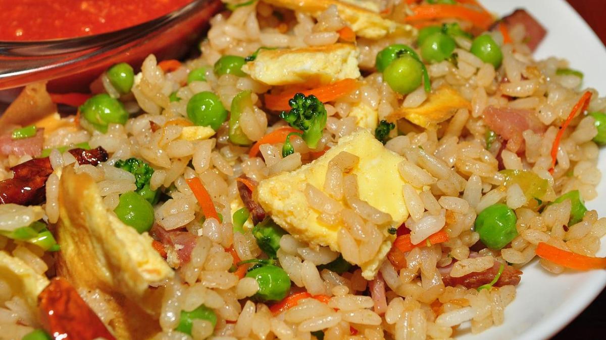 Жареный рис с овощами