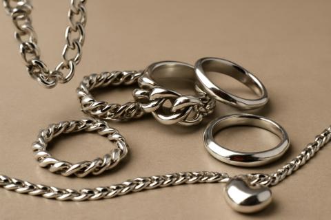 Секреты ухода за ювелирными изделиями: как сохранить их блеск на долгие годы