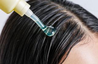 Капля средства на макушке меняет всё — тонкие волосы выглядят гуще: проверил на себе