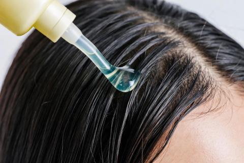 Капля средства на макушке меняет всё — тонкие волосы выглядят гуще: проверил на себе