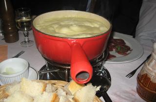 Фондю появилось как способ использовать черствый хлеб и сыр