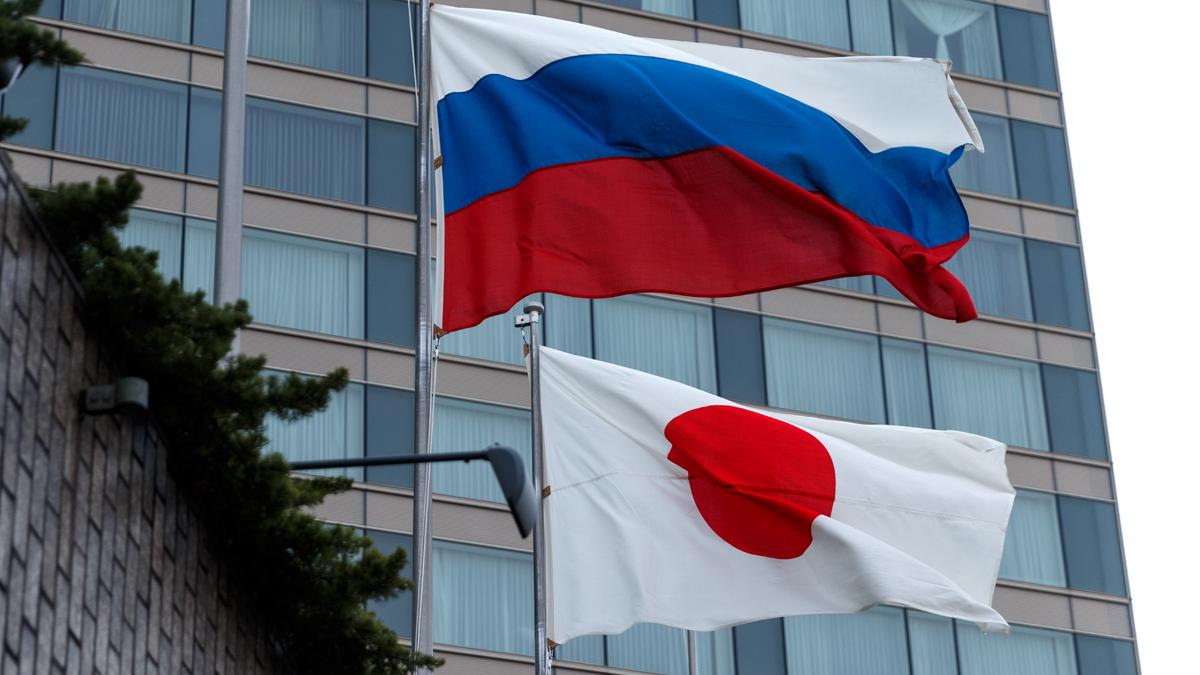 Российский и японский флаги