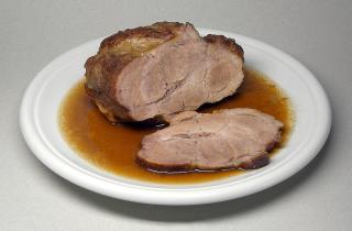 Буженину запекают цельным куском для сохранения сочности – повара