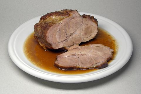 Буженину запекают цельным куском для сохранения сочности – повара