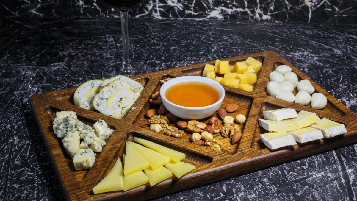 Сырная тарелка с виноградом и орехами