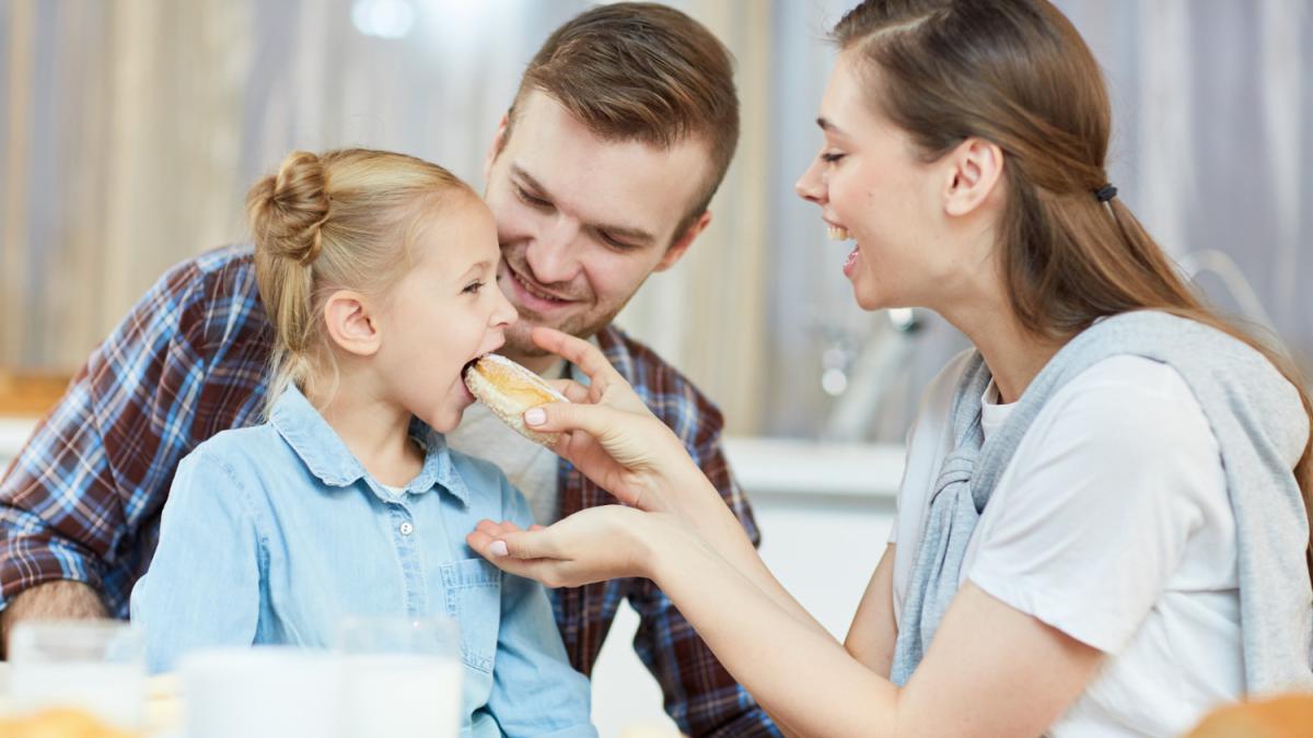 ребенок с семьей ест