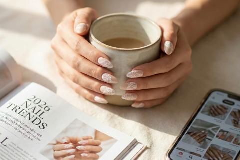 Кружево, жемчуг и молоко: три слова, которые описывают самый женственный маникюр сезона