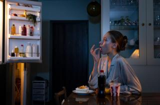 Призрак пустой тарелки: как детские установки заставляют нас копить лишние килограммы