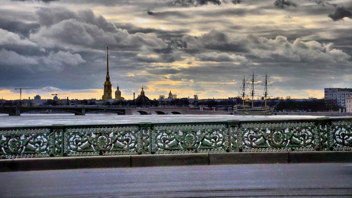 Петропавловский собор с Литейного моста Петропавловский собор с Литейного моста