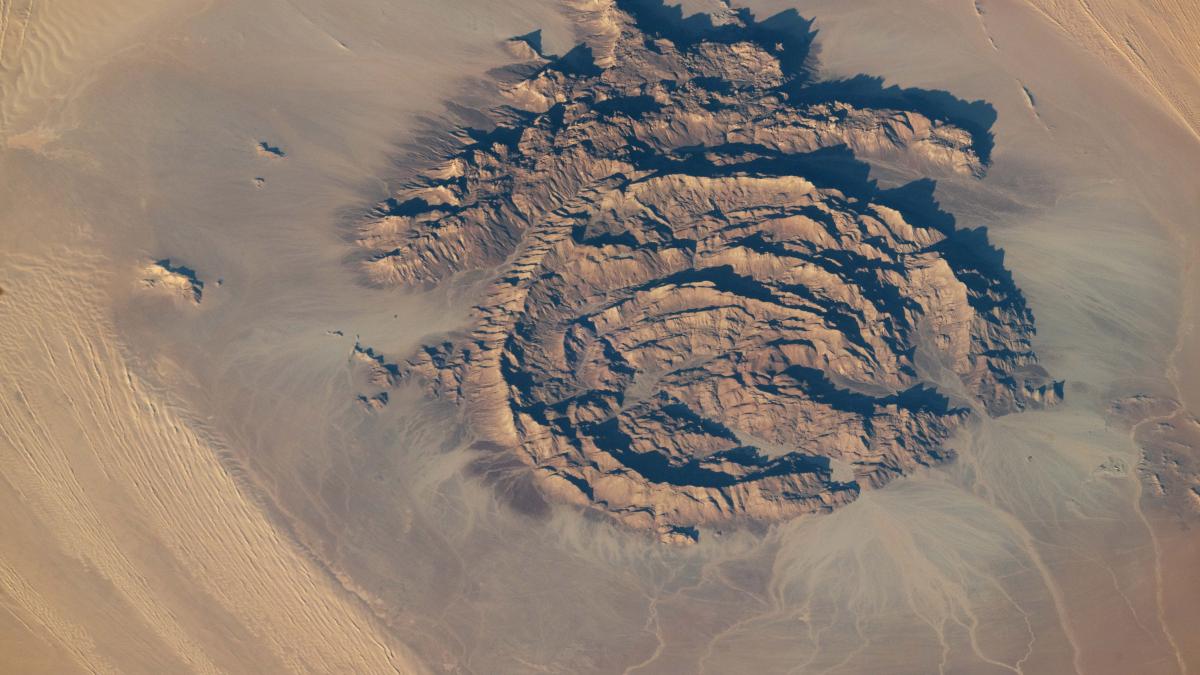 кольцевые скальные массивы Аркану в Сахаре