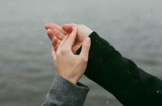 Терапевты фиксируют подмену близости удобством в отношениях — SELF