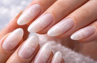 Облачный танцор приглашает на вальс: варианты маникюра в трендовом оттенке 2026 года