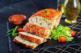 Медленное запекание сохранило сочность свиного рулета — повара