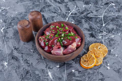 Специалисты по здоровому питанию рекомендовали рецепт куриных сердечек с маринадом и зеленью