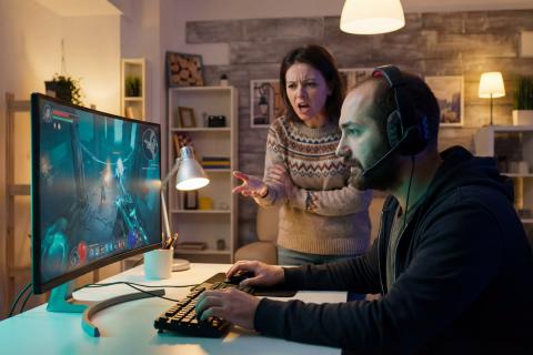 Муж тратит деньги на онлайн-игры: что делать?