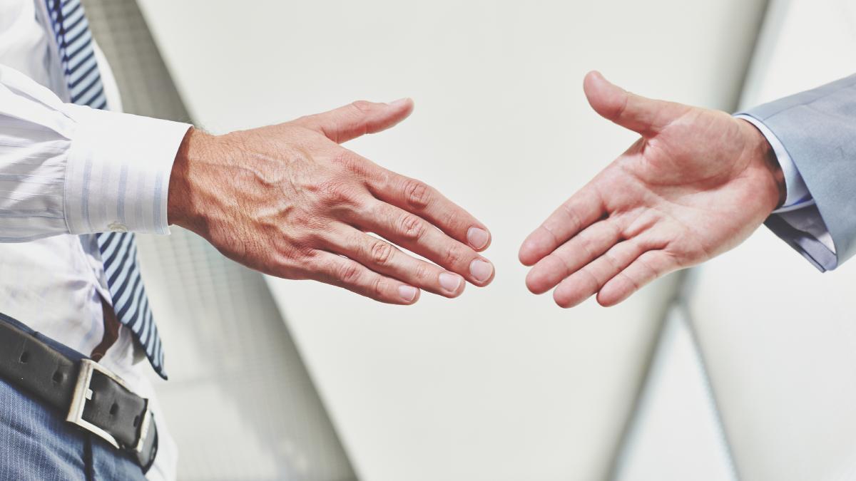Двое бизнесменов жмут руки