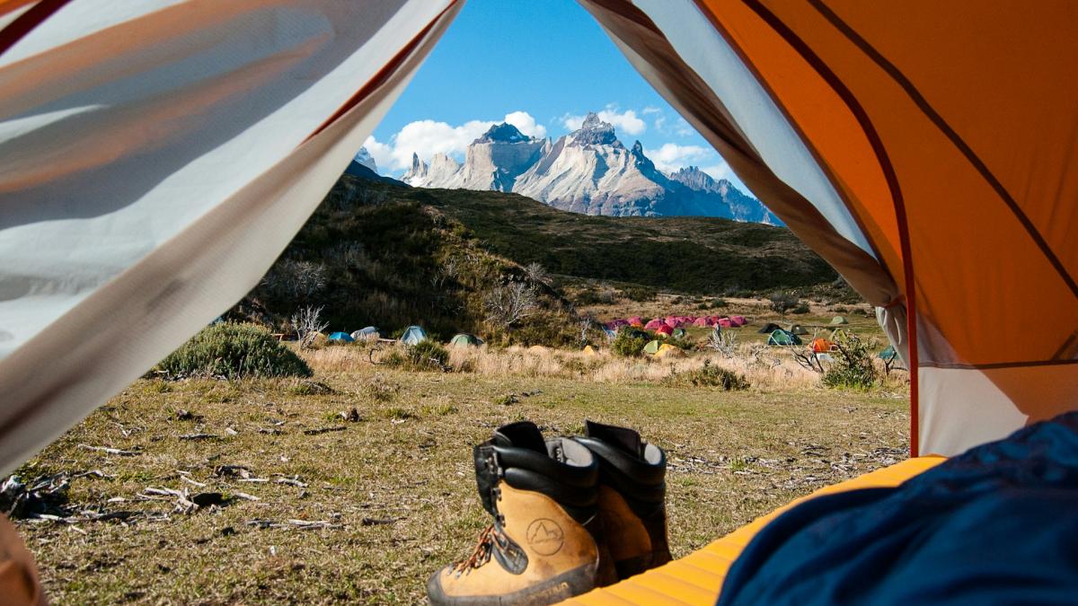 Ботинки у палатки