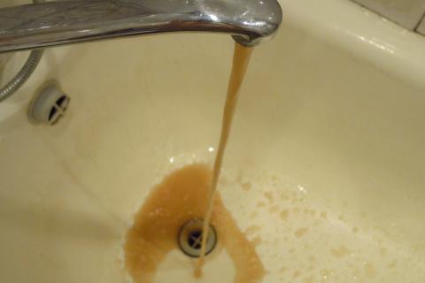 Коричневая вода после отключения.7-crop