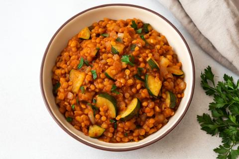 Кулинарный эксперт: тушёная чечевица с овощами подходит и для зимнего, и для летнего меню