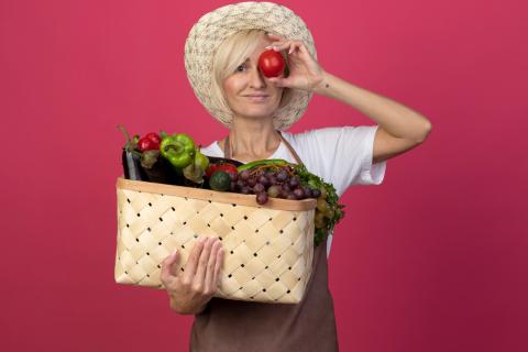 Женщина с корзиной овощей