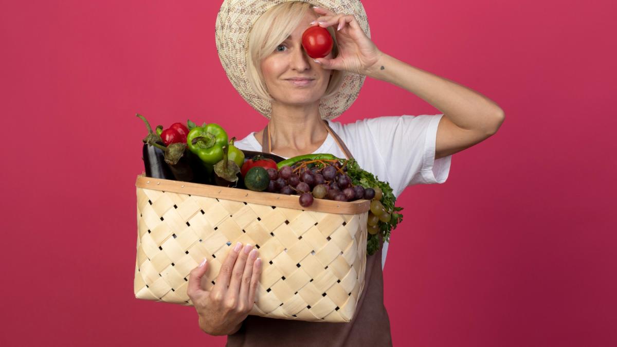 Женщина с корзиной овощей