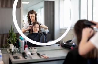 Эксперты: выбор парикмахера по типу волос повышает качество стрижки