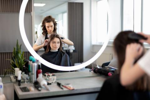 Эксперты: выбор парикмахера по типу волос повышает качество стрижки