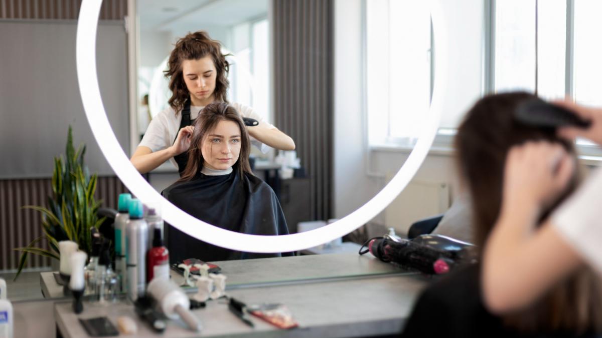 Девушка в салоне красоты