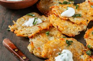 Морковные обрезки добавили сладость овощным оладьям — повара