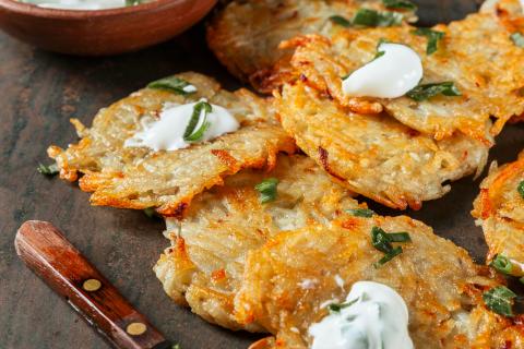 Морковные обрезки добавили сладость овощным оладьям — повара