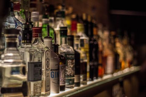 Продавцы в России игнорируют запреты на продажу алкоголя в поздние часы — эксперт Шапкин