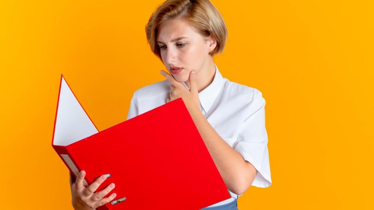 Преподаватель с книгой Преподаватель с книгой