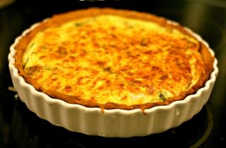 Подливка повысила сочность мясной начинки в пироге — кулинарные школы