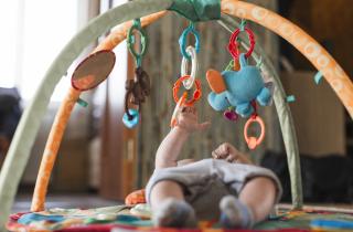 Коврик не воспитывает, телефон не учит: что действительно нужно малышу для развития