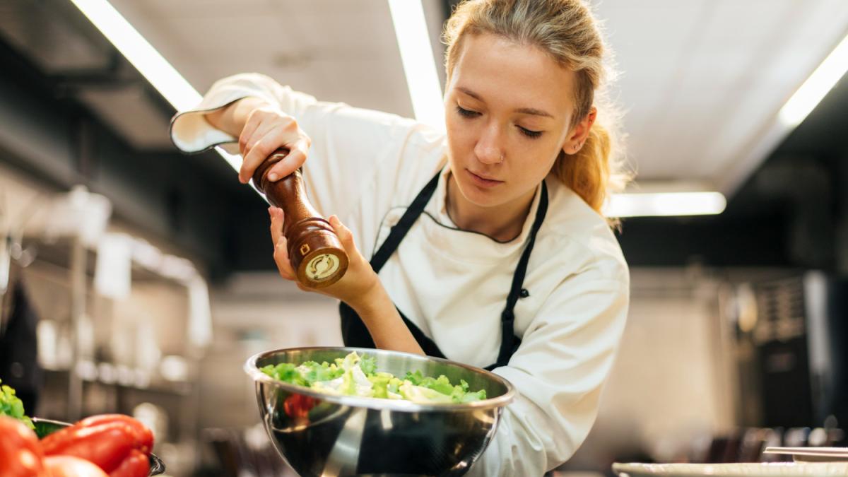 Девушка готовит